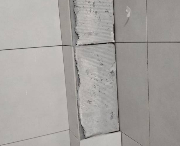 运城瓷砖空鼓维修公司分享下瓷砖施工前基层浇水润湿程度不足，可能导致以下问题